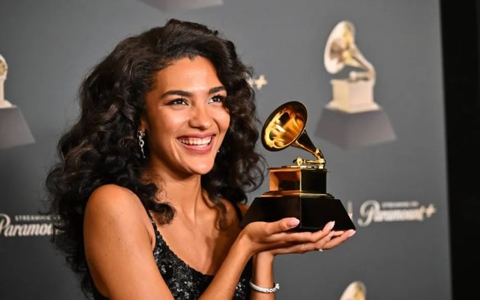 Từng chê nhạc pop nhàm chán, Olivia Dean bất ngờ áp sát ngôi đầu Billboard