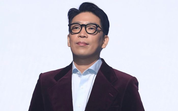 MC Mong xuất hiện với 'một căn hộ' quấn quanh cổ tay