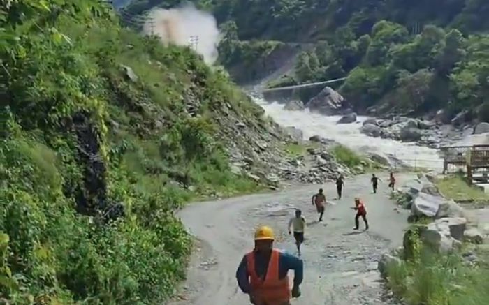 Kinh hoàng khoảnh khắc công nhân tháo chạy trước 'bức tường' bùn cao 15m, ai nhìn cũng thót tim