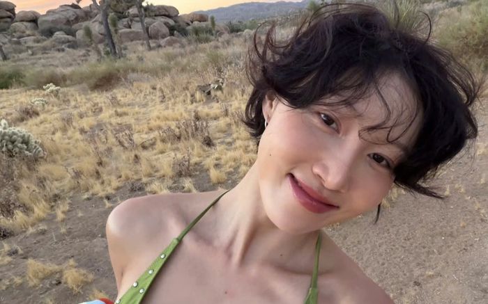 Hwasa (MAMAMOO) khoe vóc dáng mảnh mai