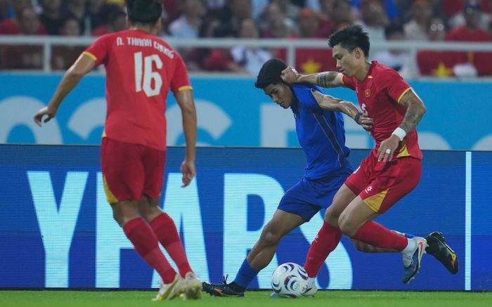 HLV Kim Sang Sik đánh giá cao cầu thủ Thái Lan, tuyển Việt Nam phải cải thiện