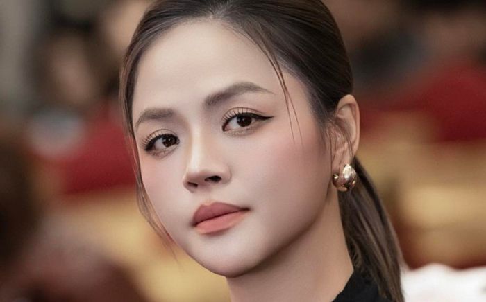 Thu Quỳnh nói lời chào khán giả