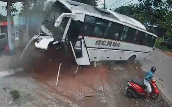 Xe khách chở 35 người dự đám cưới lật nhào trước trạm xăng, camera hé lộ khoảnh khắc kinh hoàng