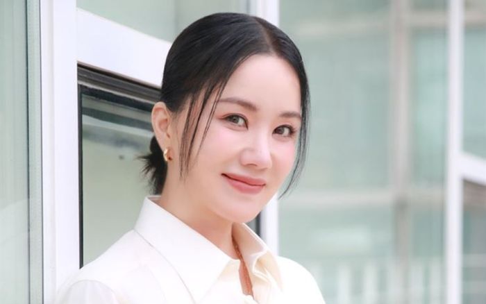Uhm Jung Hwa tiết lộ bí quyết giữ dáng và chăm da ở tuổi U60