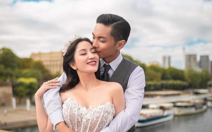 Khánh Thi tình tứ bên chồng kém 11 tuổi