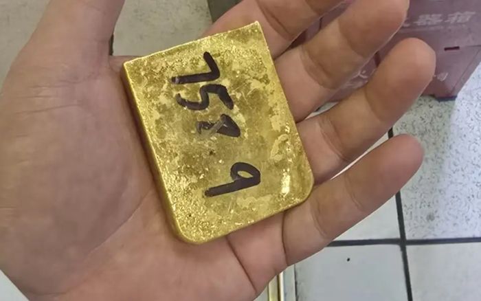 Nhặt được khối vàng hơn 3 tỷ đồng trên đường, người phụ nữ có hành động bất ngờ sau đó