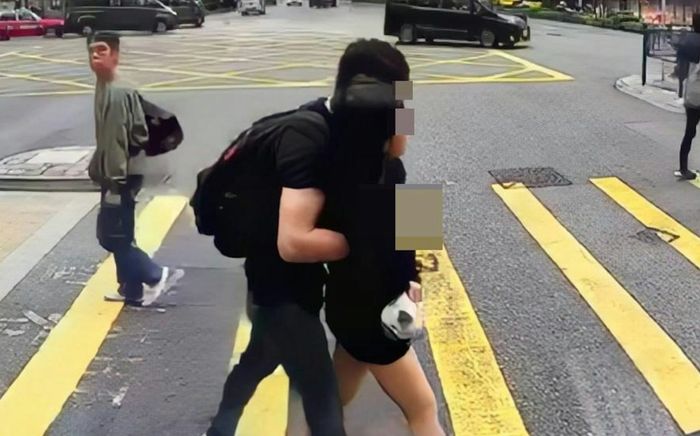 Cặp nam nữ có hành động khó coi giữa đường gây tranh cãi