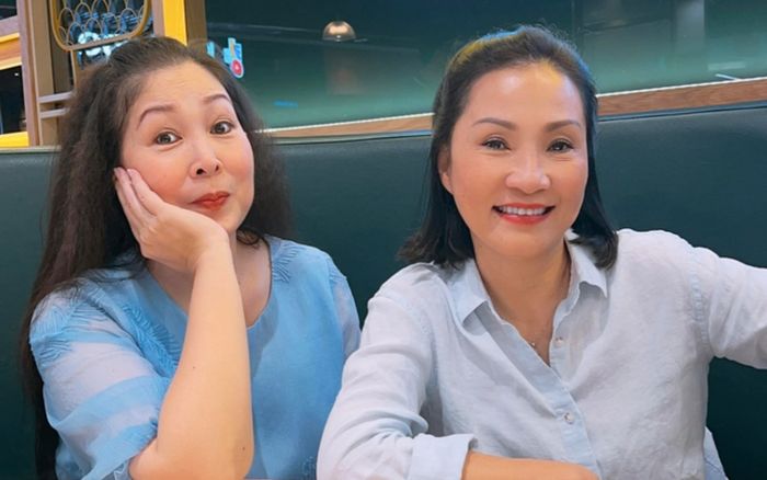 Hồng Vân chúc mừng Hồng Đào