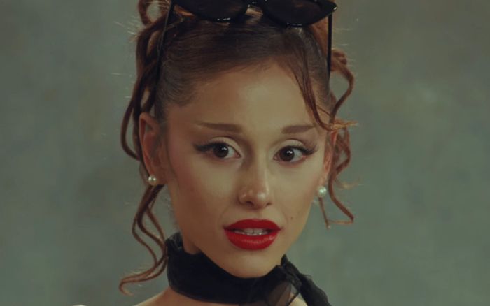 Ariana Grande dừng hoạt động vì bị miệt thị ngoại hình