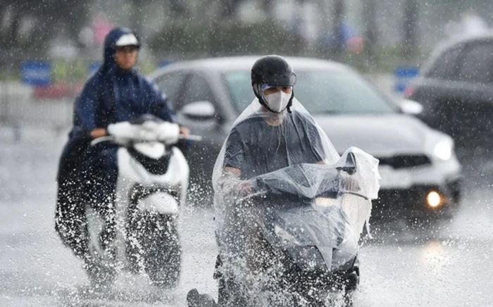 3 giờ tới, khu vực nào ở Hà Nội đón mưa lớn kèm lốc, sét?