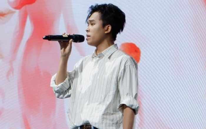 Hồ Văn Cường có hành động đặc biệt lúc biểu diễn, khán giả đồng loạt phản ứng mạnh