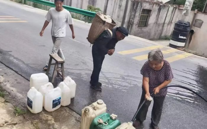 Hơn 400 người dân thiếu nước suốt hơn 3 tháng, phải gánh từng xô nước để duy trì cuộc sống