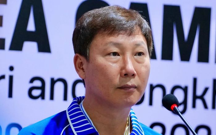 HLV Kim Sang Sik 'quay xe' với Đình Bắc sau trận thắng Indonesia