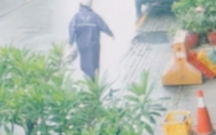Người đàn ông mặc áo mưa bước vào nhà hàng, hành động khiến thực khách hoảng loạn
