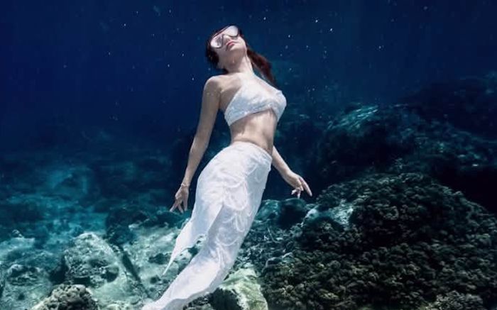 Diệp Lâm Anh gây sốt với tạo hình độc lạ giữa lòng đại dương