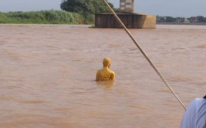 Bức tượng Phật bất ngờ nổi lên giữa dòng sông, người dân kéo đến cầu may
