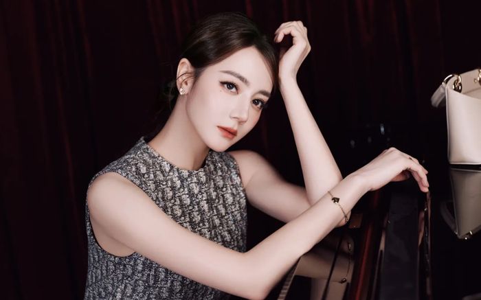 Địch Lệ Nhiệt Ba khoe vẻ đẹp tinh tế trong loạt ảnh mới