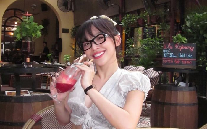 Ca sĩ Tóc Tiên vui vẻ đi chơi lễ với người thương
