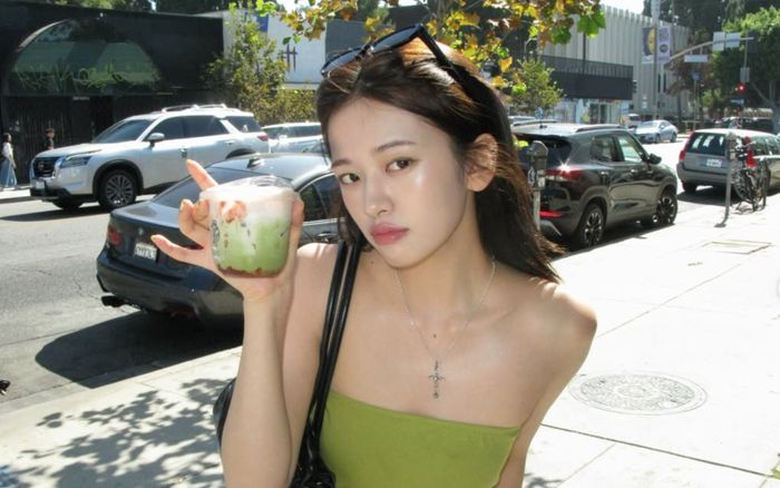 An Yu Jin (IVE) khoe vẻ đẹp trong trẻo giữa nắng hè Los Angeles