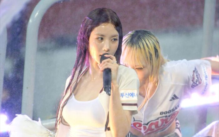 'Nữ thần Waterbomb' Kwon Eun Bi khuấy động sân bóng chày