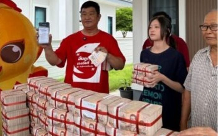 Đang chờ con gái nhổ răng, người phụ nữ 'đứng hình' khi trúng 38 tỷ đồng