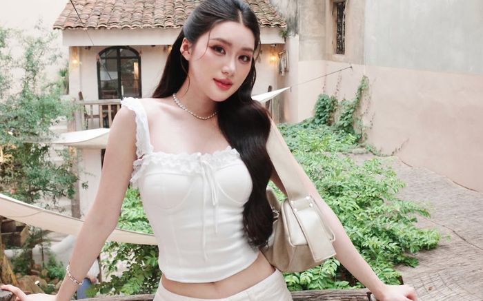 Phương Oanh diện áo hai dây corset khéo khoe vòng eo con kiến