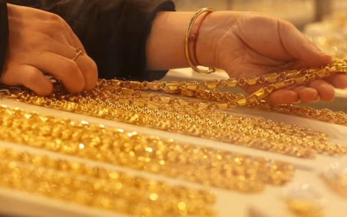 Tin tài chính hôm nay 5/8: Giá vàng bật tăng, USD tiếp tục hạ nhiệt