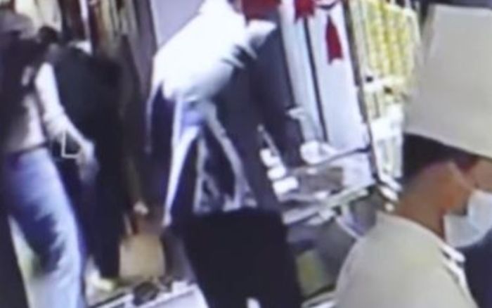 Đi ăn nhà hàng, người phụ nữ bị ngã vì bậc thềm rồi đưa ra yêu cầu gây choáng