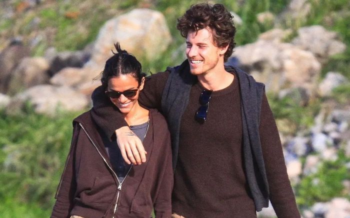 Shawn Mendes chính thức công khai bạn gái
