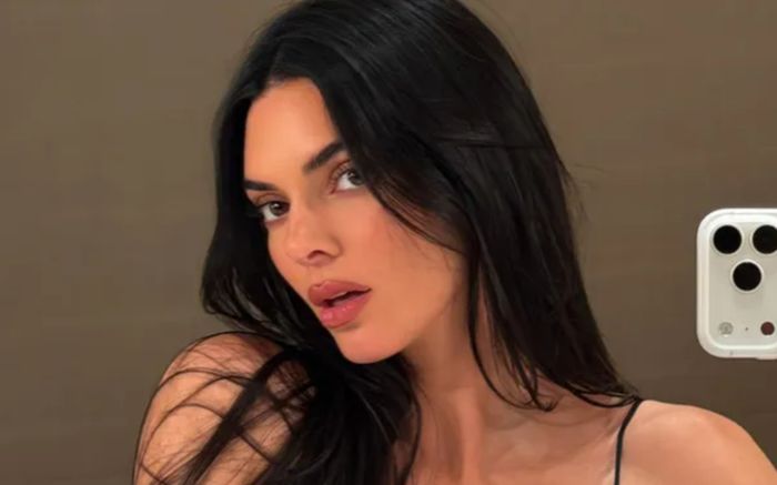 Kendall Jenner 'hồi sinh' xu hướng váy mùa hè bị chê lỗi thời