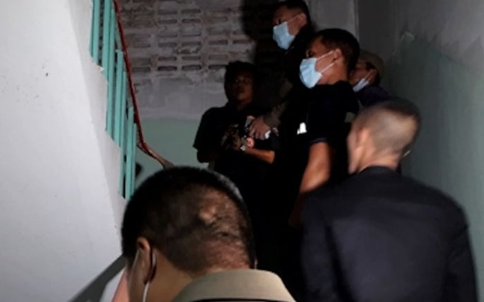 Chơi trốn tìm trong nhà trọ, cậu bé 'tái mặt' phát hiện sự việc đau lòng