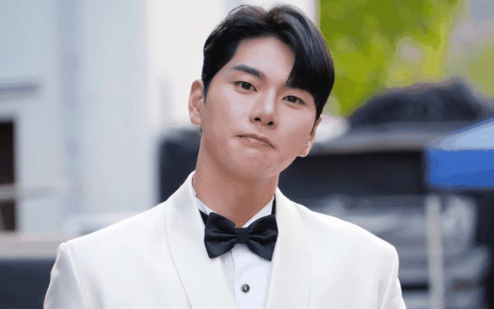 Lee Yi Kyung gây chú ý với khoảnh khắc thân thiết bên mỹ nhân Việt sau loạt ồn ào đời tư