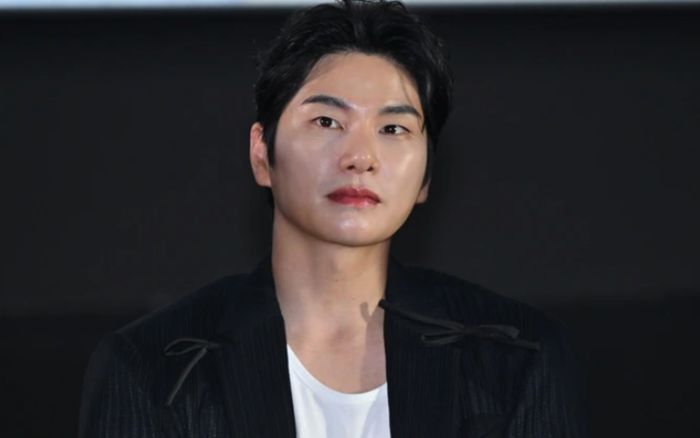 Lee Yi Kyung đã quỳ gối cảm ơn ủng hộ phim Mẹ ơi, về nhà
