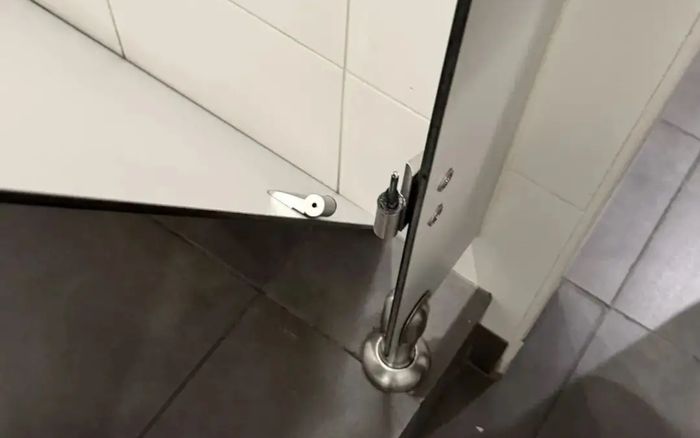 Vừa đóng cửa nhà vệ sinh, người phụ nữ gặp sự cố thót tim