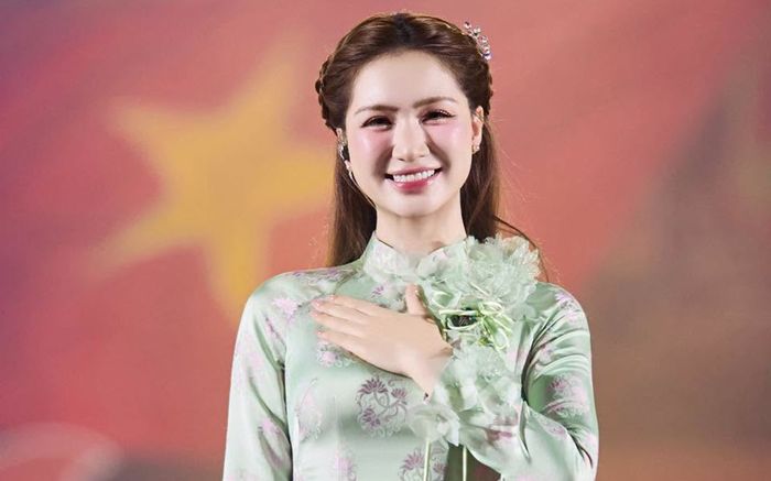 Hòa Minzy đón nhận tin mừng