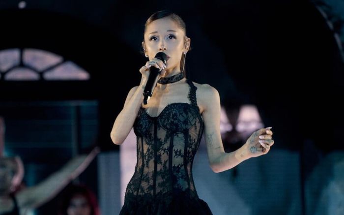 Ariana Grande xúc động trước thềm khép lại Eternal Sunshine Tour