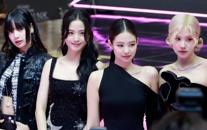 Dispatch 'vạch trần' YG giữa ồn ào kỷ niệm 10 năm của BLACKPINK