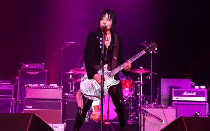 'Huyền thoại nhạc rock' Joan Jett phẫu thuật cột sống ở tuổi 67