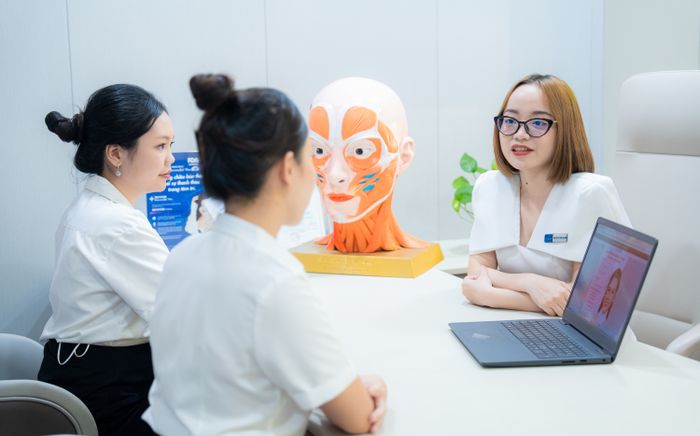 Từ giảng đường đến thẩm mỹ viện: Sinh viên Công nghệ thẩm mỹ HUTECH thực hành nghề cùng chuyên gia