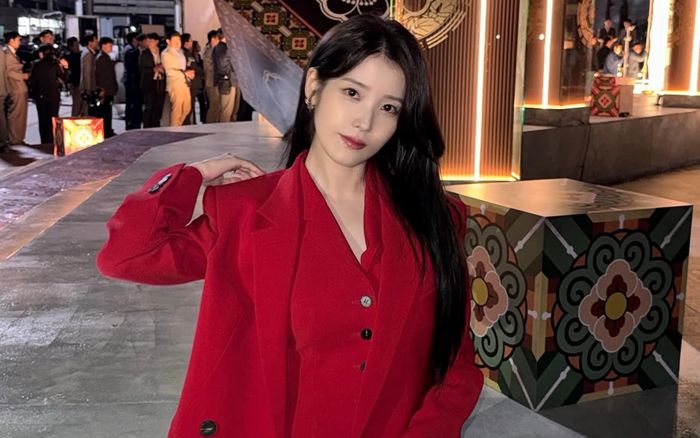 IU lộ diện bên người khác giới giữa lùm xùm liên quan đến bạn trai cũ