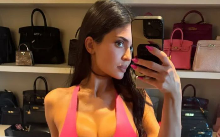 Kylie Jenner nổi bật với bản phối đầm xẻ sâu và giày lông vũ