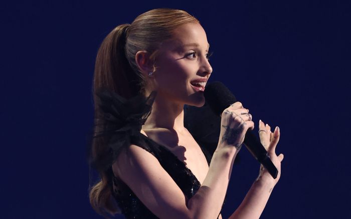 Ariana Grande bị chấn thương trước thềm hai đêm diễn tại London