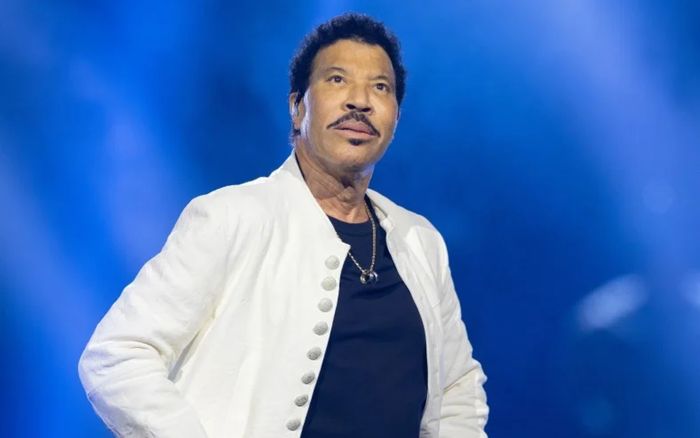 Danh ca Lionel Richie tiếp tục nhập viện