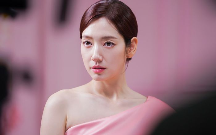 Park Shin Hye khoe nhan sắc rạng rỡ khi sắp sinh con thứ hai