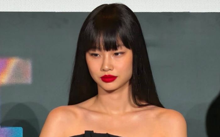 Nữ diễn viên Jung Ho Yeon khoe xương quai xanh nổi bật