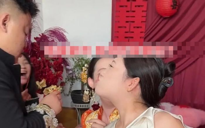 Phù dâu có hành động 'gây sốc' với chú rể trước mặt cô dâu, cả đám cưới xôn xao