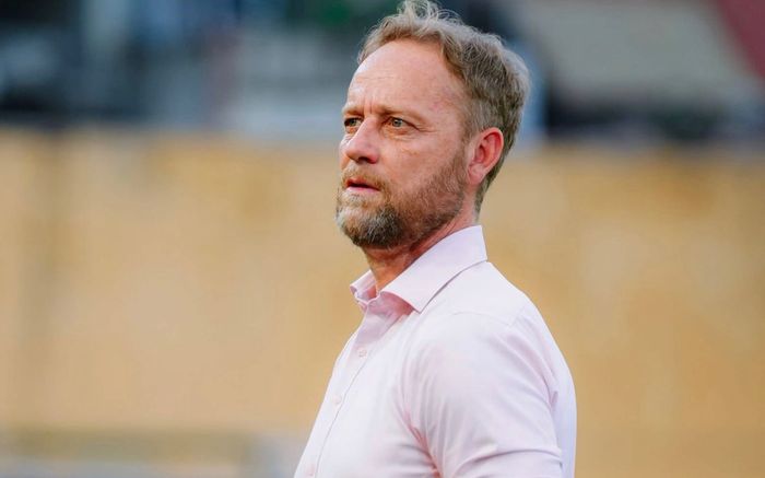 Văn Hậu nhận thẻ đỏ, Polking vẫn cao tay thắng trận kinh điển V.League