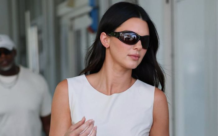 Kendall Jenner lăng xê mốt quần hoài cổ phối giày hot nhất 2026