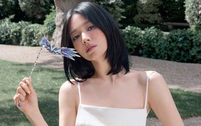Song Hye Kyo khoe ảnh thân thiết bên một nhân vật nam, khoảnh khắc tựa vai gây chú ý