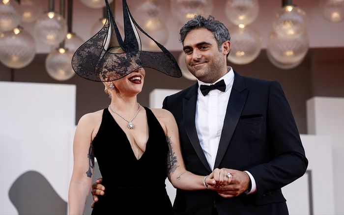 Khán giả vui mừng trước loạt khoảnh khắc Lady Gaga bên con đầu lòng